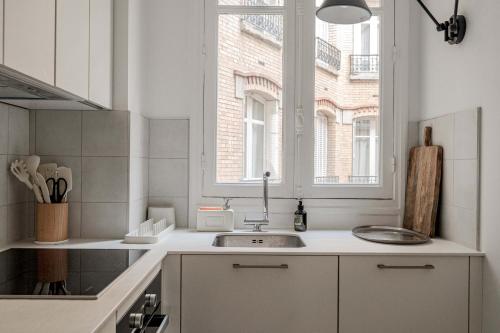 Apartment 2 bedroom with lift Paris 8 Saint-Lazare