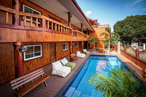 una casa con piscina accanto a un edificio di Viking Resorts a Centro di Pattaya