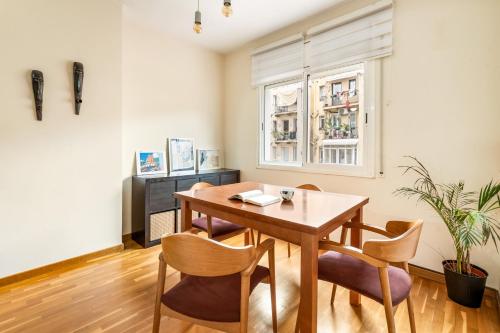 Poble Sec Flat 2 Balconies AC 4 Guests