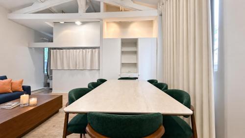 2 Bedroom Spacious Apartment Near Père Lachaise