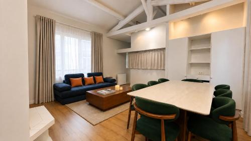 2 Bedroom Spacious Apartment Near Père Lachaise