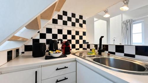 2 Bedroom Spacious Apartment Near Père Lachaise