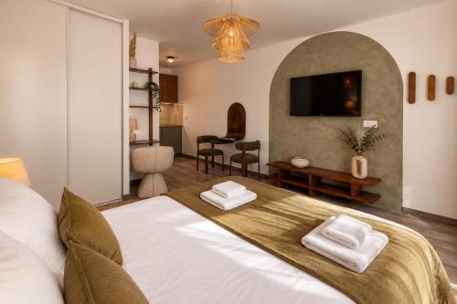 L'Oustaloun Charming studio with pool & parking
