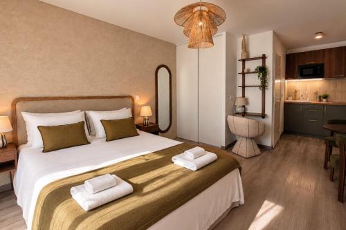 L'Oustaloun Charming studio with pool & parking