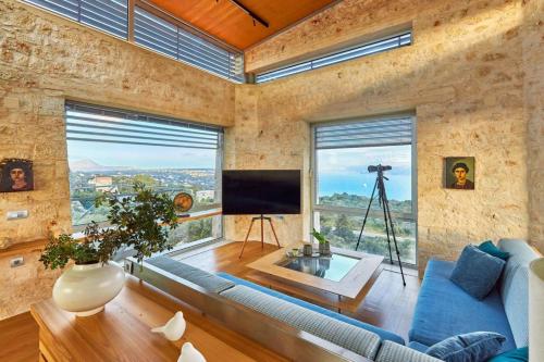 New Luxury Olives & Thyme Retreat, Seaview with 2 Heated Pools