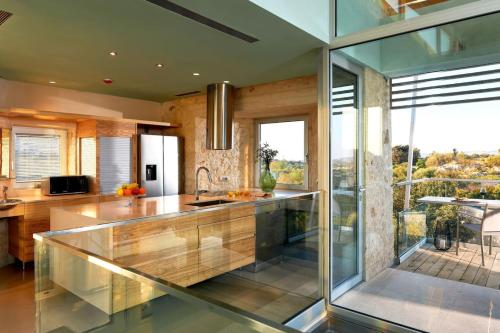New Luxury Olives & Thyme Retreat, Seaview with 2 Heated Pools