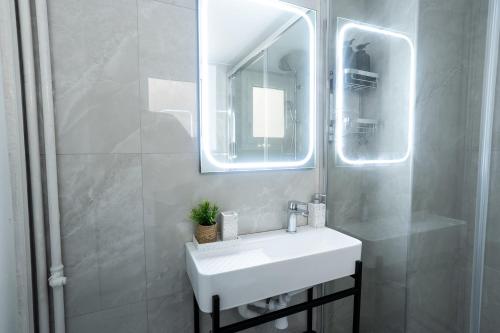 Modern & Cozy 1BR Apartment in Piraeus