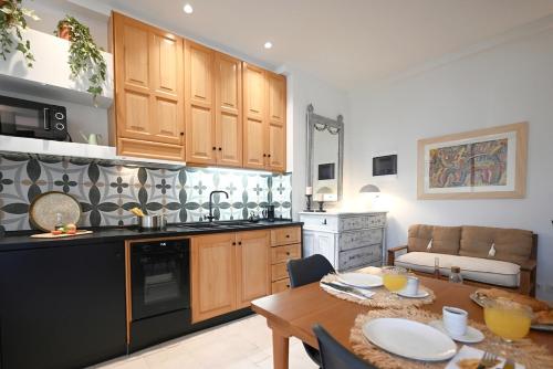 Romantica Deluxe Suite with Hot Tub and Balcony, A Lovely Nest near Old Town