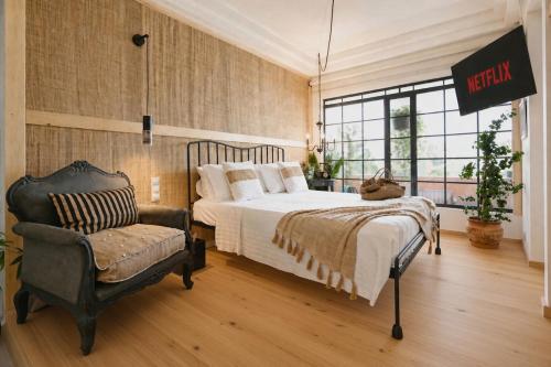 Romantica Deluxe Suite with Hot Tub and Balcony, A Lovely Nest near Old Town
