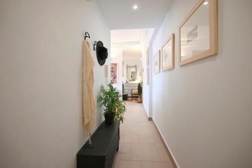 Romantica Deluxe Suite with Hot Tub and Balcony, A Lovely Nest near Old Town