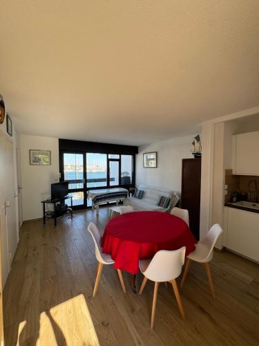 Marina T2 et cabine Port-Camargue, piscine et vue mer