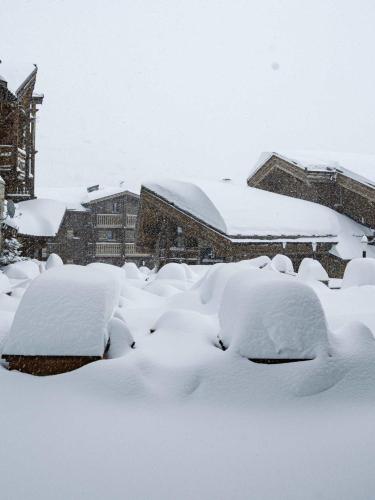 Residence Cimes de Caron, Ski In-Out with WiFi in Val Thorens, "V12" by Versant Collection