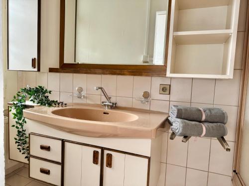 3-Bedroom Long-Term Apartment with Free Parking