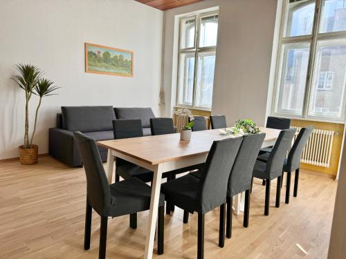 3-Bedroom Long-Term Apartment with Free Parking