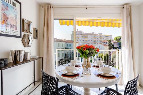 Upscale apartment with panoramic balcony