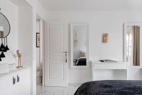 Upscale apartment with panoramic balcony