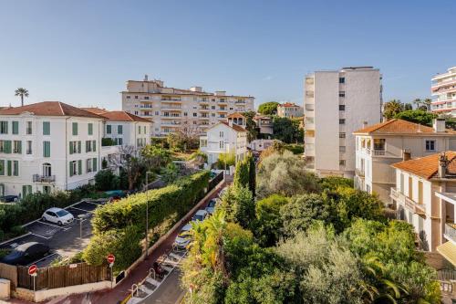 Upscale apartment with panoramic balcony