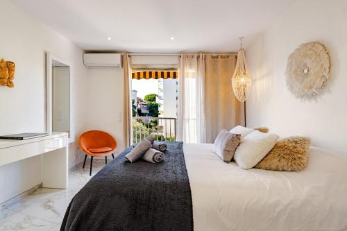 Upscale apartment with panoramic balcony
