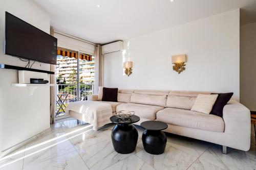 Upscale apartment with panoramic balcony