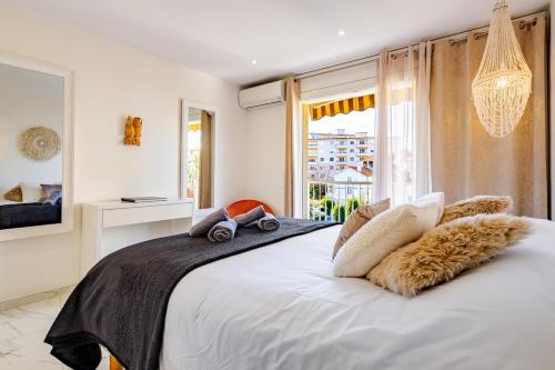 Upscale apartment with panoramic balcony