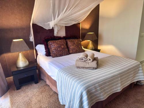 Luxury 3BR Apartment in Aloha Golf - Large Terrace & Pool