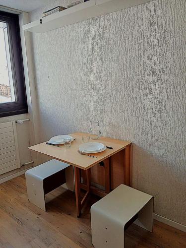 Résidence Le Palafour - Studio 2 personnes à Tignes au pied des pistes, des commerces proche de l'ESF, de l'office du tourisme dans le quartier du lac. MAE-2159