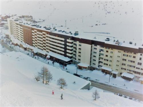 Résidence Le Palafour - Studio 2 personnes à Tignes au pied des pistes, des commerces proche de l'ESF, de l'office du tourisme dans le quartier du lac. MAE-2159