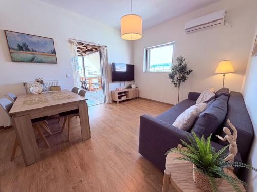 Wonderful Garden #2, 80 sqm with a large terrace, 3 bedrooms, comfortable, quiet, and upscale neighborhood, close to the subway, free parking, 15 minutes direct to Athens Airport