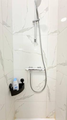 Spacious Apartment for Group Stays - 15 Min from Airport & City Center, 5 Min from Vienna Main-Bus Station EZ11