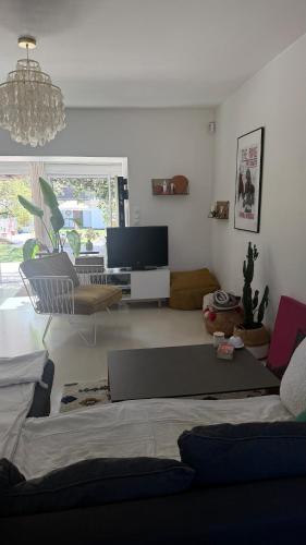 A rare find in Marseille, south-facing house with pool, quiet location