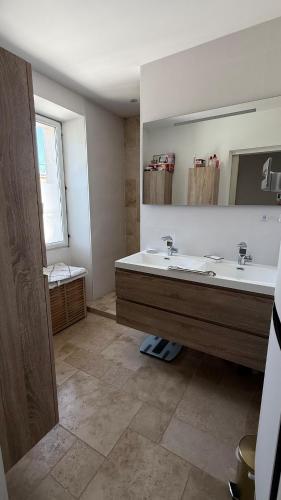 A rare find in Marseille, south-facing house with pool, quiet location