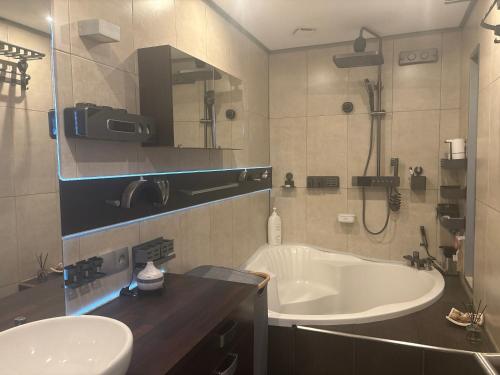 appartement moderne et spacieux, parking privé, climatisation, proche de la vieille ville et du Lac