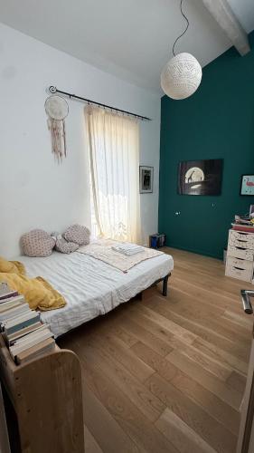 A rare find in Marseille, south-facing house with pool, quiet location