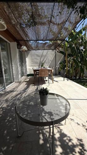 A rare find in Marseille, south-facing house with pool, quiet location