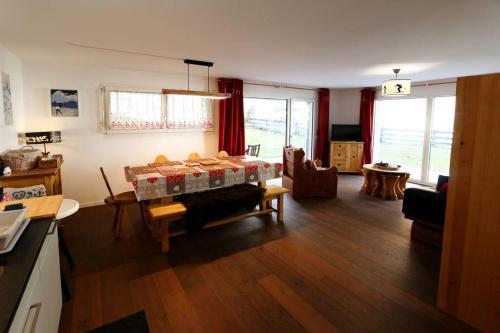 Perrine Garden - Cozy Central Apartment with Private Garden