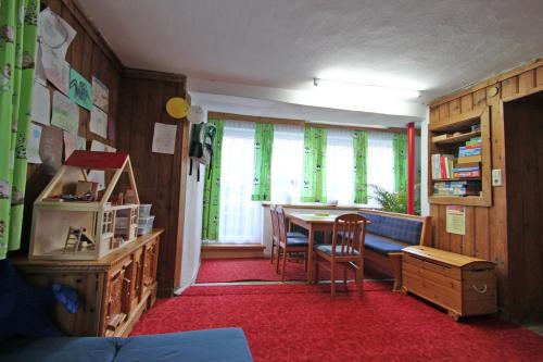 ein Wohnzimmer mit einem Tisch und einem Esszimmer in der Unterkunft Sendlerhof in Wenns