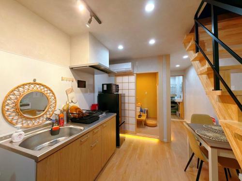 OM HigashiHira Tanimachi 9-chome station 7-minute walk Japanese-style inn 2 train stops to Namba