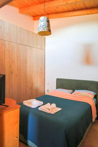 PeachPine Loft - Escape Near Sea & Athens Airport