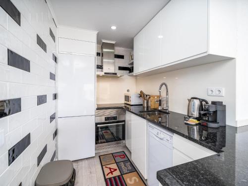 Sea View Apartment, Walk to Beaches and Old Town #2028