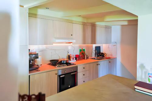 PeachPine Loft - Escape Near Sea & Athens Airport