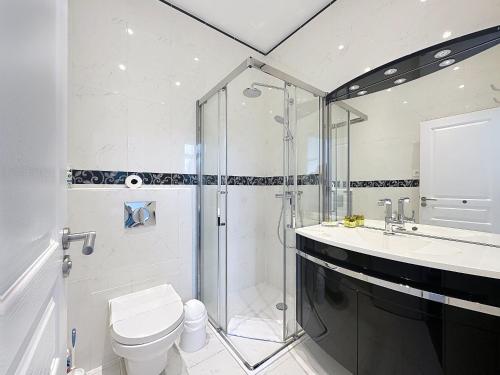 Beautifully renovated 3 bedroom apartment in the heart of Cannes