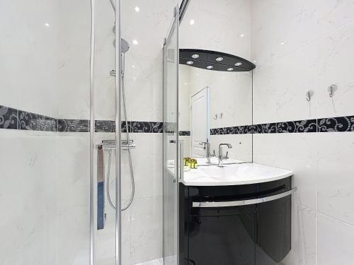 Beautifully renovated 3 bedroom apartment in the heart of Cannes