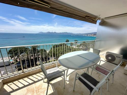 Beachfront 2-bedroom apartment with balcony