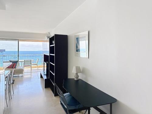 Beachfront 2-bedroom apartment with balcony