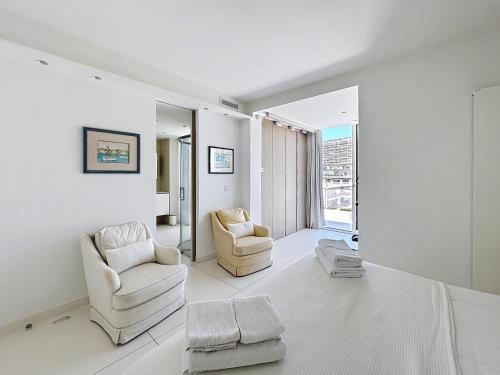Penthouse 2-Bedroom apartment with 360º views and parking