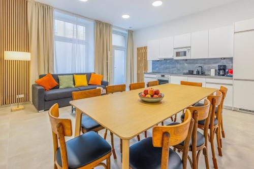 Sleeps 10 4BR AC Walk to Naschmarkt
