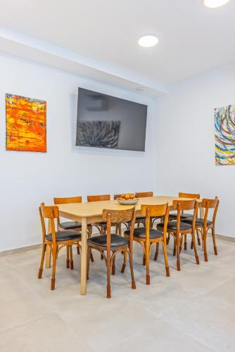 Sleeps 10 4BR AC Walk to Naschmarkt
