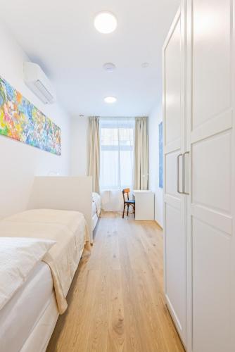 Sleeps 10 4BR AC Walk to Naschmarkt