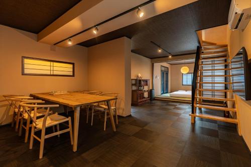 鶴Inn 駅近 露天風呂付き広々としたモダンな邸宅 バス3トイレ3 梅田 天王寺 心斎橋へ直通
