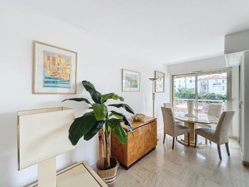2 bedroom apartment with parking 3 mins from La Croisette beach